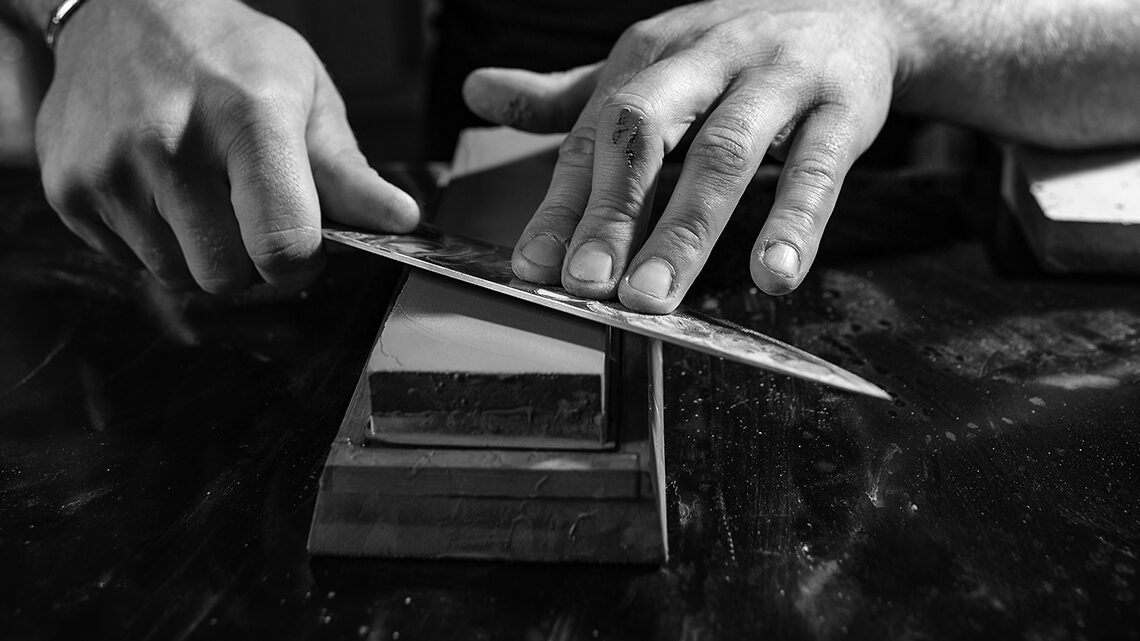 Cómo afilar cuchillos con piedra esmeril